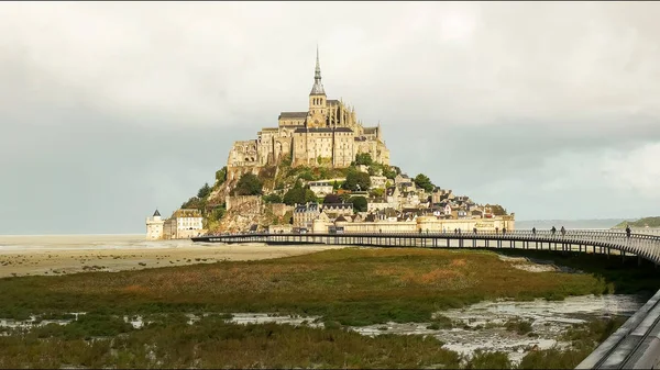 Mont St Michel, Normandie, Frankrike-september 22, 2015: gångväg till Mont St Michel Island, Normandie — Stockfoto