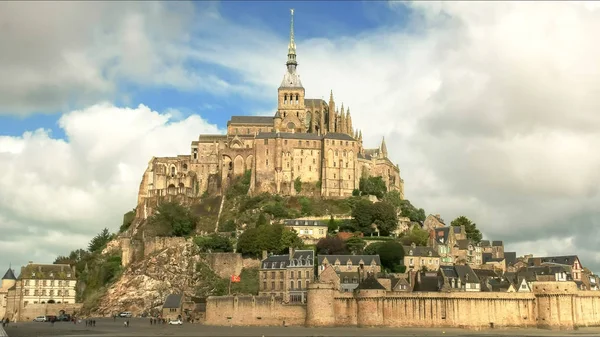 MONT ST MICHEL, NORMANDY, FRANÇA - SETEMBRO 22, 2015: vista de ângulo médio de mont st michel em normandy — Fotografia de Stock