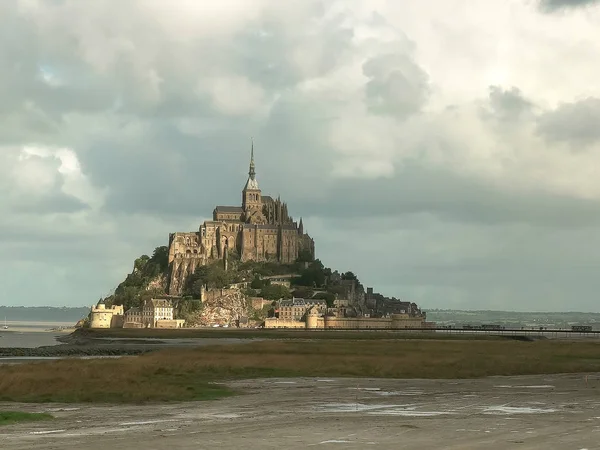 Mont St Michel, Νορμανδία, Γαλλία-22 Σεπτεμβρίου 2015: ηλιακή λάμψη ανάμεσα στα σύννεφα καταιγίδας στο Mont St Michel, Γαλλία — Φωτογραφία Αρχείου