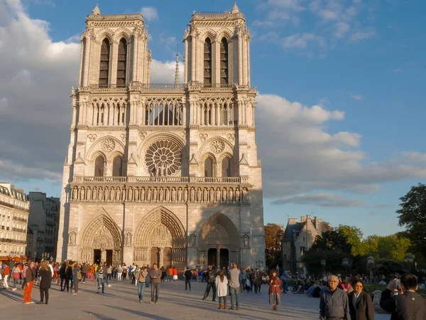 NOTRE DAME, PARIS, FRANCE- 20 SEPTEMBRE 2015 : la façade de la cathédrale Notre Dame, Paris — Photo