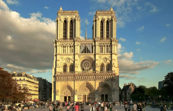 Notre Dame, Paris, Frankrike-20 september 2015: främre ingången till Notre Dame-katedralen, Paris — Stockfoto