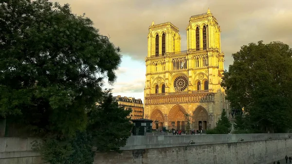 Notre Dame-katedralen, en av de mest kända byggnaderna i Paris — Stockfoto