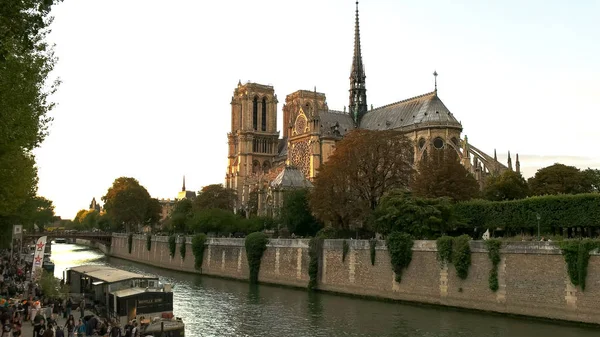 Schuin zicht op de buitenkant van de Notre Dame kathedraal Parijs, Frankrijk — Stockfoto