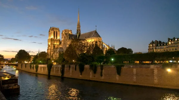 Skymning vid Notre Dame-katedralen i Paris — Stockfoto