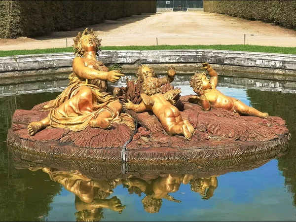 Versailles, Paříž, Francie-23. září 2015: fontána na pozemcích paláce Versailles, Paříž — Stock fotografie