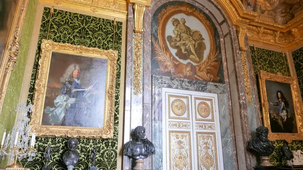 ВЕРСЕЙЛЕС, ПАРИЖ, ФРАНЦИЯ - 23 СЕНТЯБРЯ 2015 г.: вид на комнату внутри Версальского дворца, Париж — стоковое фото