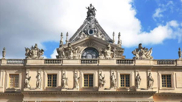 Versailles, Paryż, Francja-23 września 2015: rzeźby i ozdobny szczegół na dachu pałacu Wersalu — Zdjęcie stockowe