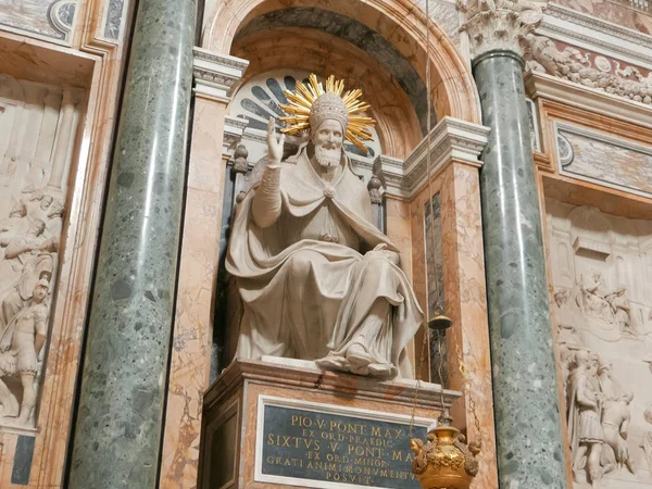 Roma, İtalya- 30 Eylül 2015: Santa Maria Maggiore Bazilikası içinde bir heykelin yakın çekimi, Roma,