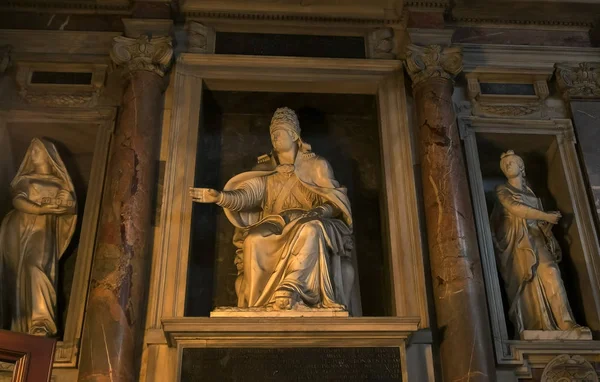 ROMA, ITALIA - 30 SETTEMBRE 2015: ripresa di una statua di papa all'interno della basilica di Santa Maria Maggiore, Roma — Foto Stock