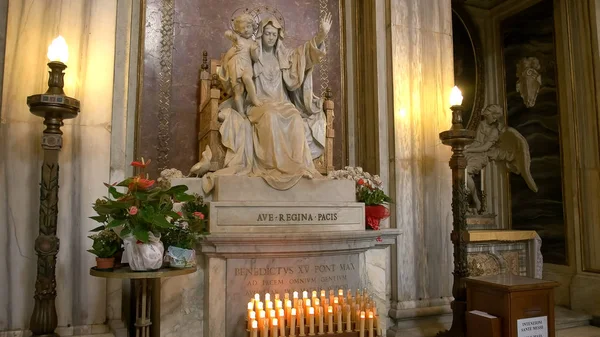 Roma, İtalya- 30 Eylül 2015: Santa Maria Maggiore Bazilikası'ndaki meryem ana ve çocuğun heykeli
