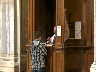 Roma, İtalya- 30 Eylül 2015: Santa Maria Maggiore Bazilikası'nda katolik itirafı yapan çocuk, Roma