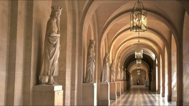 Versailles, Paris, Fransa- 23 Eylül 2015: Versailles Sarayında mermer heykeller