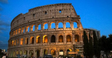 Roma, İtalya- 30 Eylül 2015: Roma'da turistler ve kolezyum