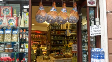 Roma, İtalya- 30 Eylül 2015: Hams ile Roma'da şarküteriye giriş