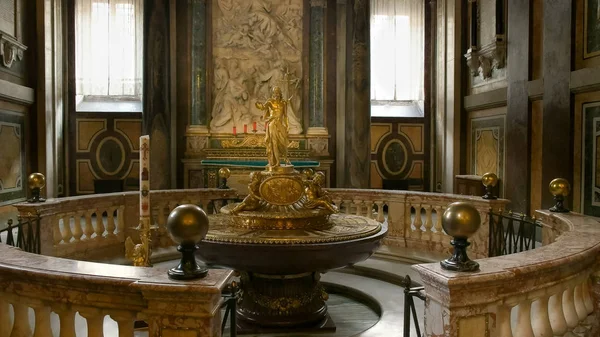 ROME, ITALY- SEPTEMBER 30, 2015: gold statue inside the basilica santa maria maggiore, rome — Stock Photo, Image