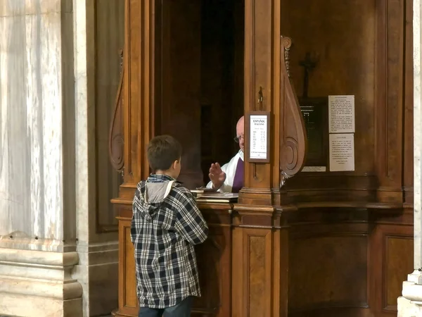 Roma, İtalya- 30 Eylül 2015: Santa Maria Maggiore Bazilikası'nda katolik itirafı yapan çocuk, Roma