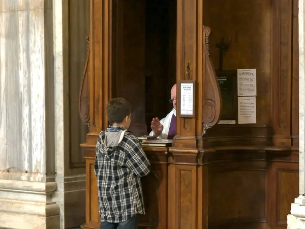 Řím, Itálie-30. září 2015: chlapec, který prováděl katolickou zpovědi v bazilii Santa Maria Maggiore, Řím — Stock fotografie