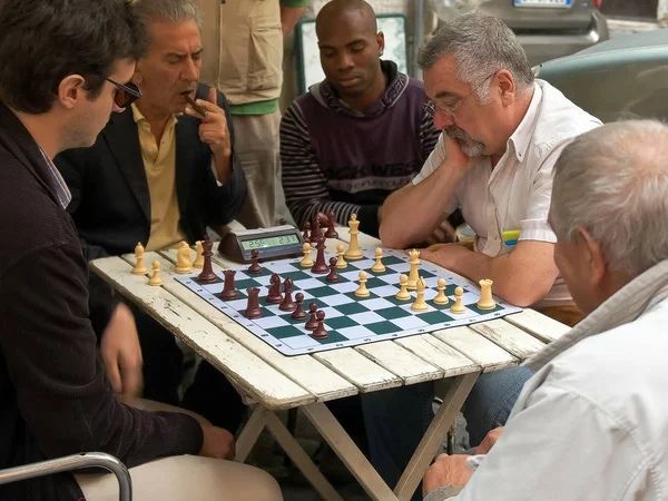 ROME, ITALY- SEPTEMBER 30, 2015: player winning a street game of chess, rome — Stock Photo, Image