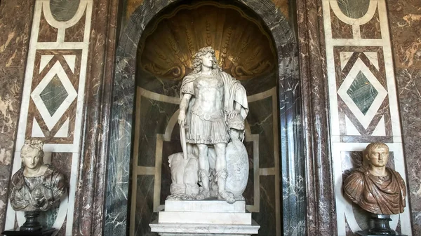 Versailles, Paříž, Francie-23. září 2015: socha uvnitř paláce Versailles, Paříž — Stock fotografie