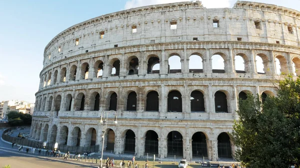 Exterior vista de ángulo alto del coliseo en italia — Foto de Stock