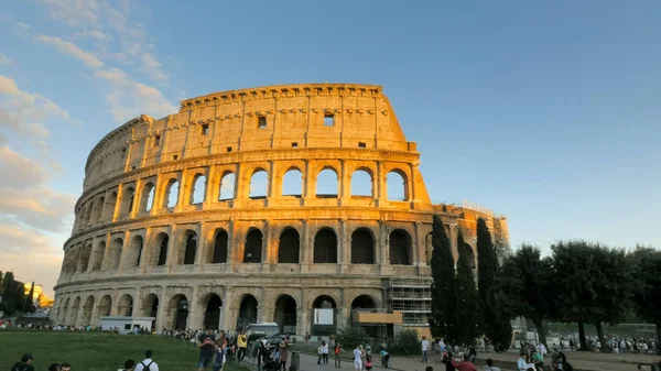 ROME, ITALY- SEPTEMBER 30, 2015: sunset shot of the colosseum in rome, italy — Stock Photo, Image