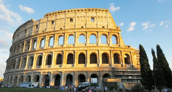 РИМ, Италия - 30 СЕНТЯБРЯ 2015 г.: вид на Колизей после полудня, Рим — стоковое фото