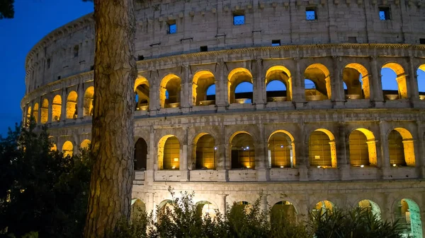 Ночная съемка Колизея, Рим — стоковое фото