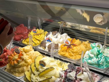satış asistanı bir ekran dolabından dondurulmuş gelato dışarı kepçe, Roma