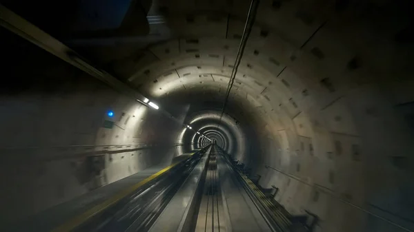 德国法兰克福机场航站楼之间的火车隧道 — 图库照片