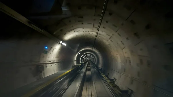 Túnel de tren entre terminales en el aeropuerto de Frankfurt, Alemania — Foto de Stock