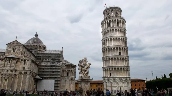 Pisa, Italien-september 28, 2015: bred bild av det berömda lutande tornet, Pisa — Stockfoto