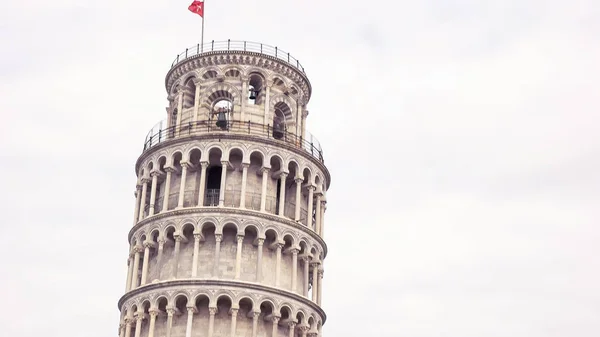 Снимок знаменитой Пизанской башни — стоковое фото