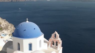 santorini adasında oia bir mavi kilise kubbe görünümü kadar tilt
