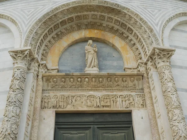 Close up shot of the intricate architectural detail on the baptistry, pisa — Stock Photo, Image