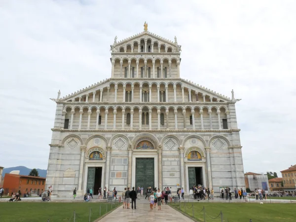 PISA, ITALIA - 28 DE SEPTIEMBRE DE 2015: entrada frontal a la famosa catedral del duomo, pisa — Foto de Stock