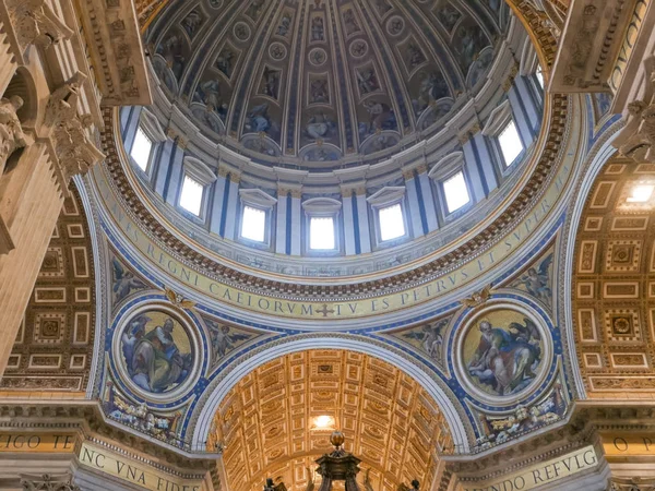 ВАТИКАНСКИЙ ГОСУДАРСТВЕН- 30 СЕНТЯБРЯ 2015 г.: снимок купола святого Петра в Ватикане с низким углом обзора — стоковое фото