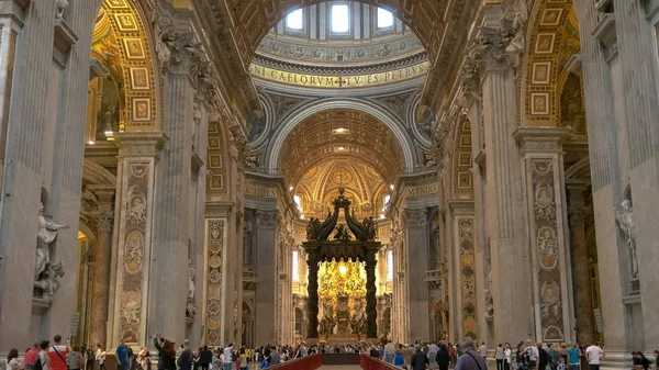 STATO VATICANO - 30 SETTEMBRE 2015: colpo della navata e interno della basilica di San Pietro a Roma — Foto Stock