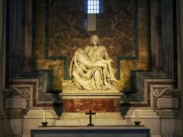 РИМ, ИТАЛИЯ - 30 СЕНТЯБРЯ 2015 г.: пьета Микеланджело в базилике Святого Петра в Риме
