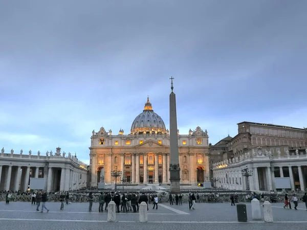 Ampia veduta di piazza San Pietro al crepuscolo — Foto Stock