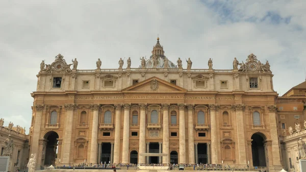 Exterior vista estreita de santo peters basílica e praça, roma — Fotografia de Stock