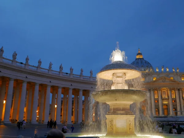 Lähellä laukaus suihkulähde pyhimys Petersin aukiolla, Vatikaani — kuvapankkivalokuva