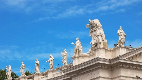 Vista de perto de estátuas acima das colunas na praça de São Pedro, o Vaticano — Fotografia de Stock