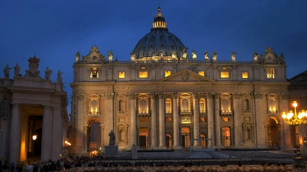 Night close up of the outside of saint peters basilica, rome — Stock Photo, Image