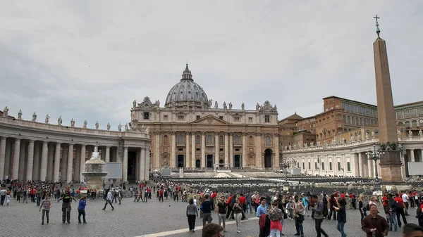 ROME, ITALY- SEPTEMBER 30, 2015: crowds of tourists in saint peters square, rome — Stock Photo, Image