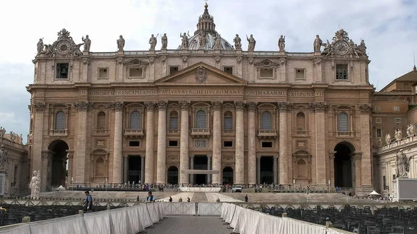 Rom, italy- 30. september 2015: aussenansicht der basilika und des platzes des heiligen peters, rom — Stockfoto