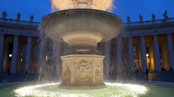 Petersplatz-Brunnen in Rom aus nächster Nähe — Stockfoto