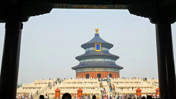 Templo del cielo en beijing enmarcado por columnas — Foto de Stock