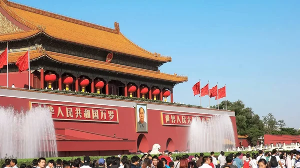 BEIJING, CHINA- OCTOBER, 2 2015: close up side view of the gate of heavenly peace, tiananmen square — Stock Photo, Image