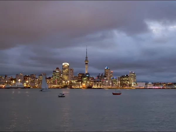 Auckland en Nueva Zelanda desde devonport por la noche —  Fotos de Stock