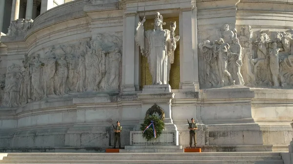 ROMA, ITALIA - 29 DE SEPTIEMBRE DE 2015: soldados de guardia en el monumento victorioso emmanuel ii, roma —  Fotos de Stock